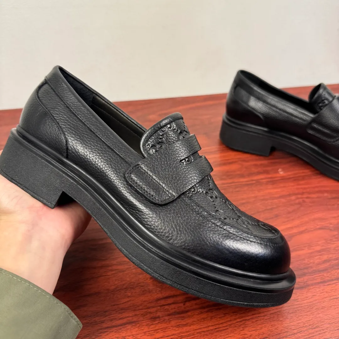 Batch 780 Gucci/Gucci new men's loafers with GG details, thick-soled slip-ons! The design of this men's lace-up shoe is rooted in the brand's heritage. It is carefully crafted from high-quality calfskin/open-edge beaded cowhide/suede cowhide. It is made of various leather types and is embellished with GG printed embossed suede leather details, which pays homage to Gucci's classic monogram. The rubber sole with GG pattern adds a modern touch to the design. Classic and simple sponge cake style design. European and American classic version, full calfskin lining. The overall upper texture is soft. The lining is comfortable and breathable. 2CM thickened soft rubber sole, easy to control. Versatile and stylish on the foot. Available in multiple colors to meet different matching needs. Full package! Size: 39-40-41-42-43-44 Leather shoe size (38.45.46 can be customized) Item number: 7826 Loafers Pebbled cowhide